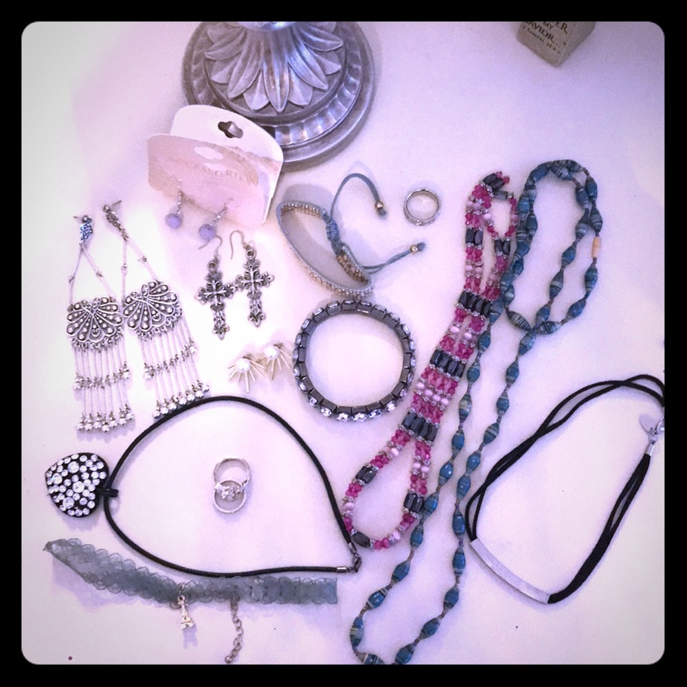 Huge jewelry bundle!!! Comes with a cute pouch!